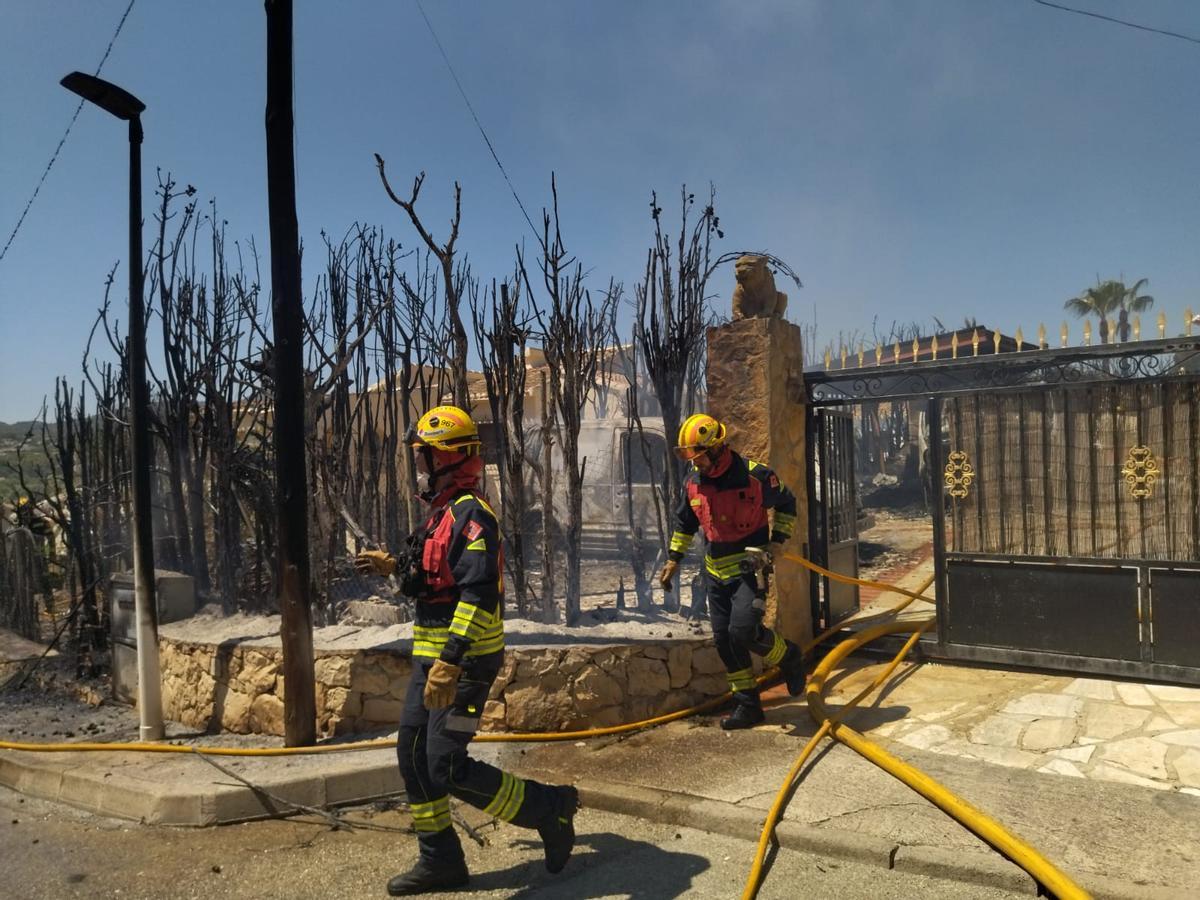 Desalojan varios chalés por un incendio en Xàbia Desalojan varios chalés por un incendio en Xàbia