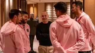 Reencuentro de Iniesta con Messi, Suárez, Busquets y Alba