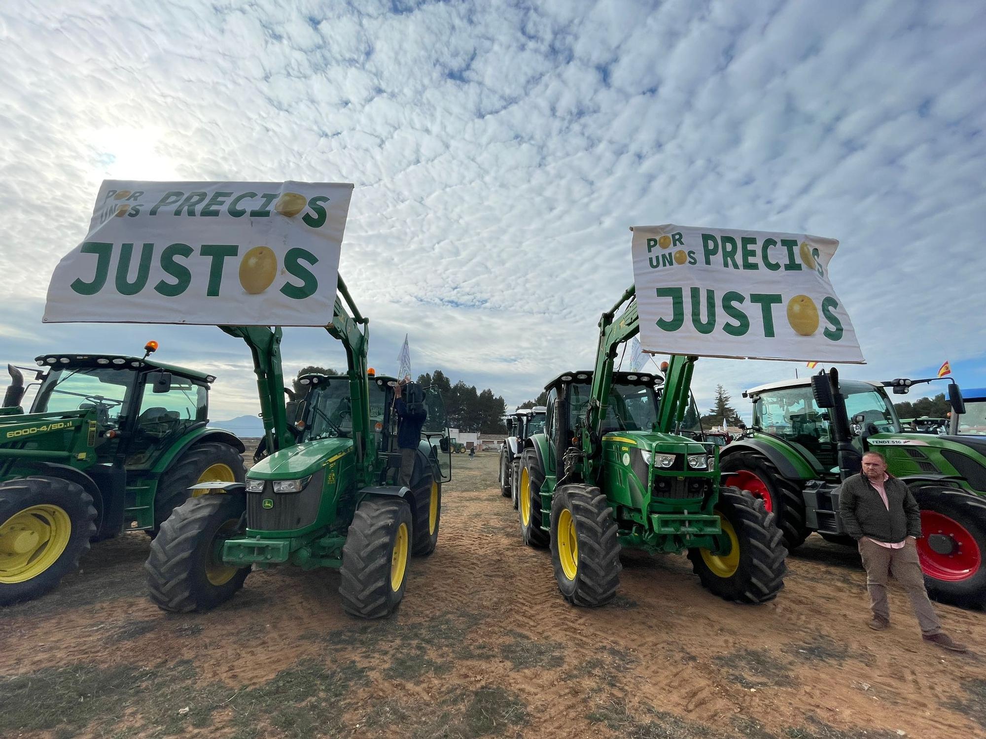 Agricultores se manifiestan con sus tractores en Antequera contra los bajos precios