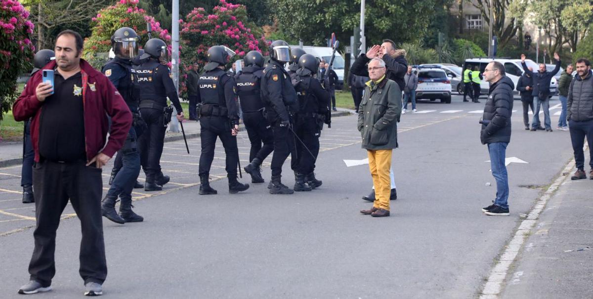 Algunos de los manifestantes y los agentes. |   //  XOÁN ÁLVAREZ