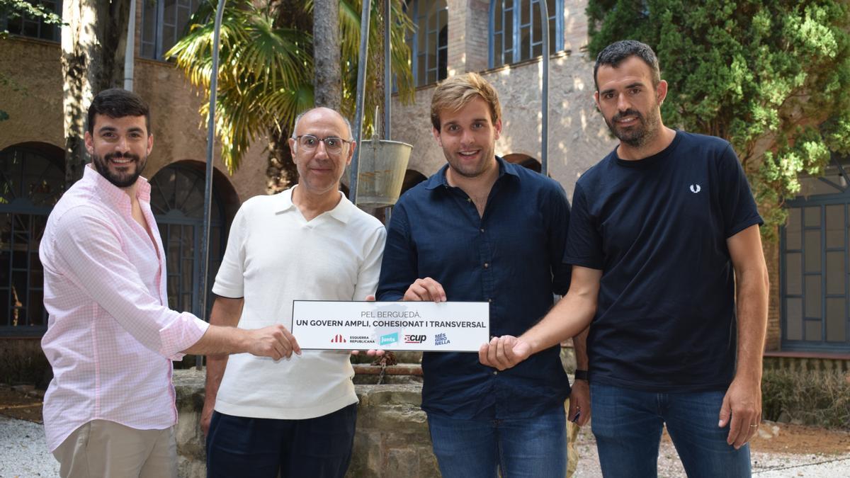 Presentació del pacte de govern aquest dijous al claustre del convent de Sant Francesc. D'esquerra a dreta: Lluís Vall (Més x Gironella), Moisès Masanas (ERC), Ramon Caballé (Junts) i Sebastià Prat (CUP)