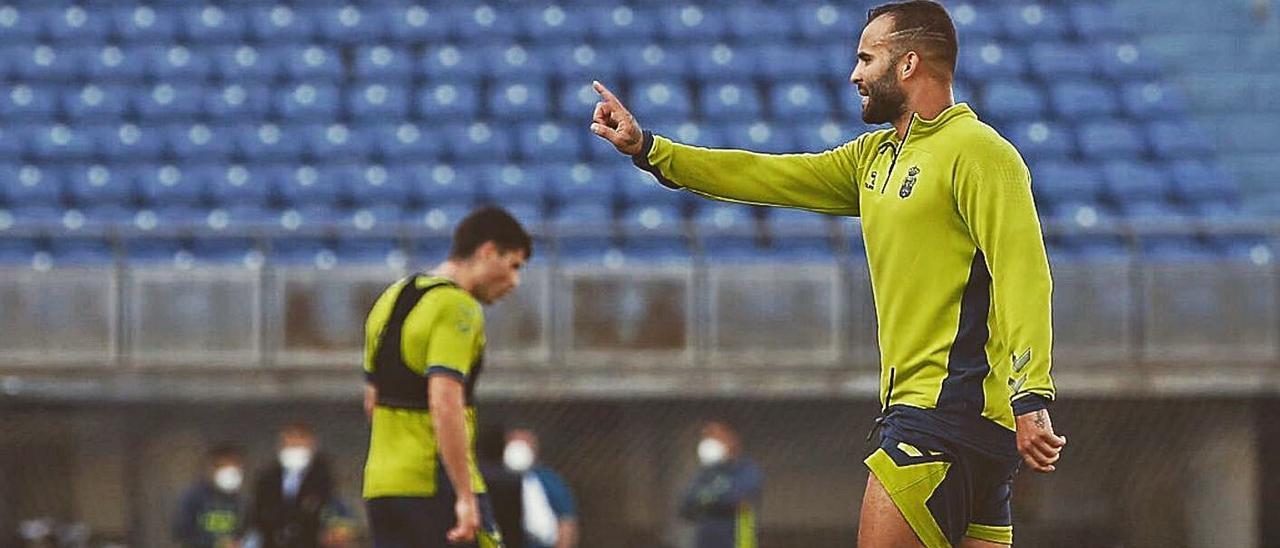 Jesé Rodríguez, con Sergio Ruiz al fondo, durante el entrenamiento de ayer en el Estadio de Gran Canaria. | | LP/DLP