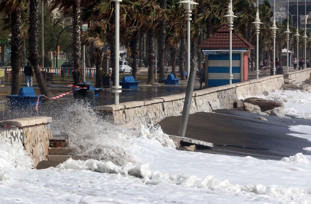 Málaga capital vive una jornada marcada por el fuerte viento, que ha afectado a playas y paseos marítimos y ha obligado a cortas las comunicaciones marítimas con Melilla.