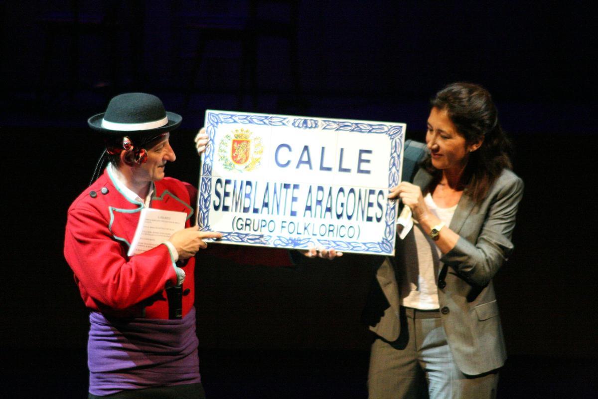 Juan Carlos Serrano recibe la placa que, desde 2009, reconoce una calle de Zaragoza a Semblante Aragonés