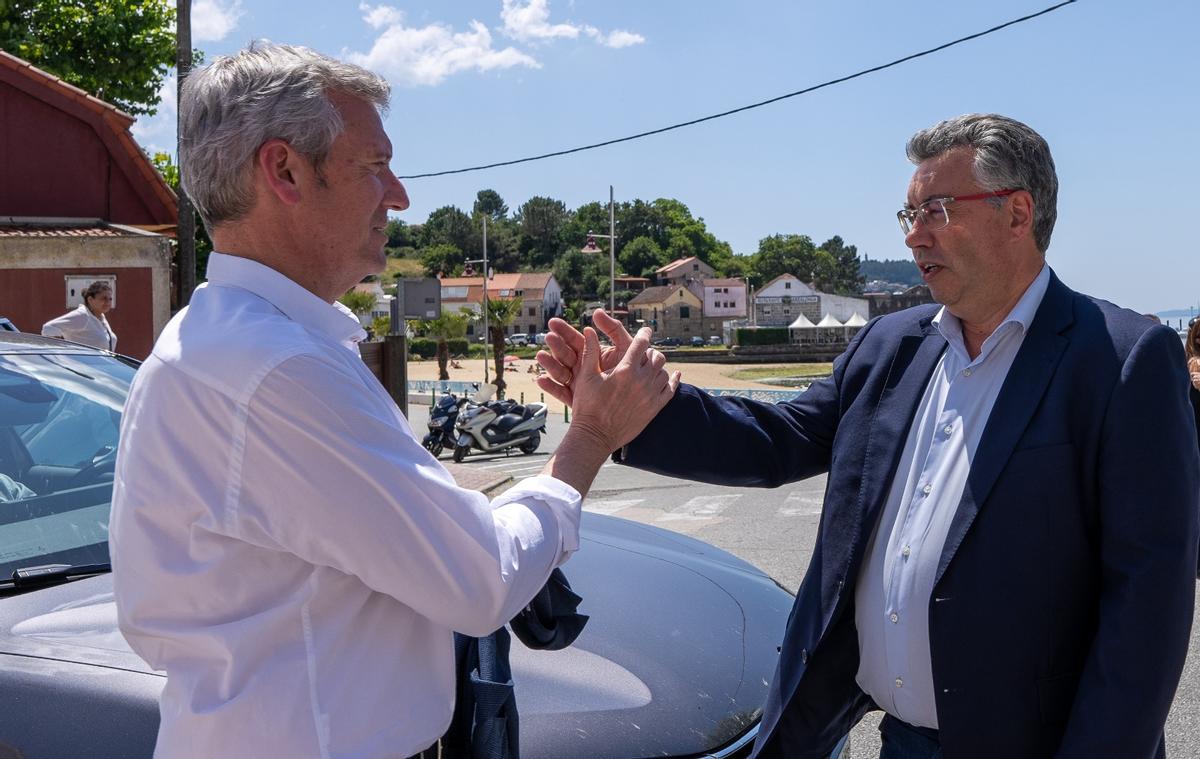 Alfonso Rueda saluda a Javier Bas, ayer, en el paseo marítimo de Chapela. / FdV