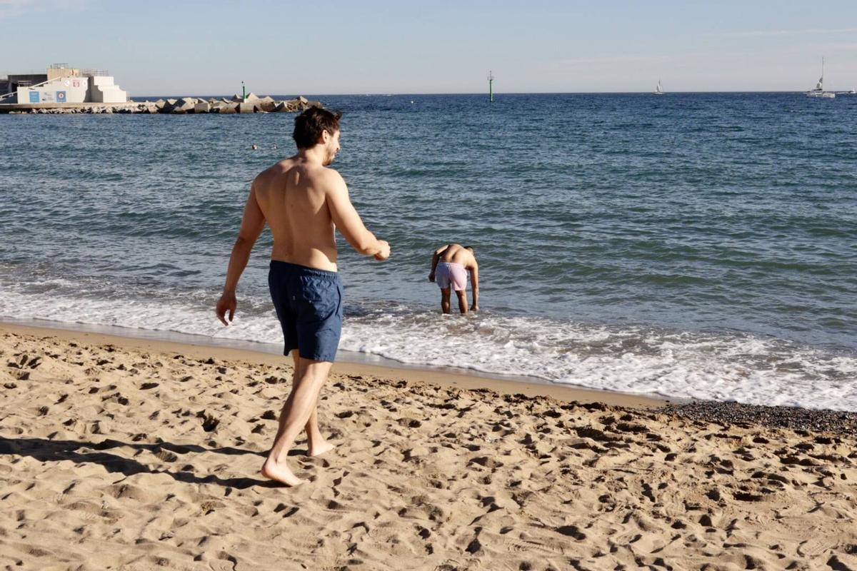 Barceloneses acuden a la playa por las altas temperaturas de noviembre