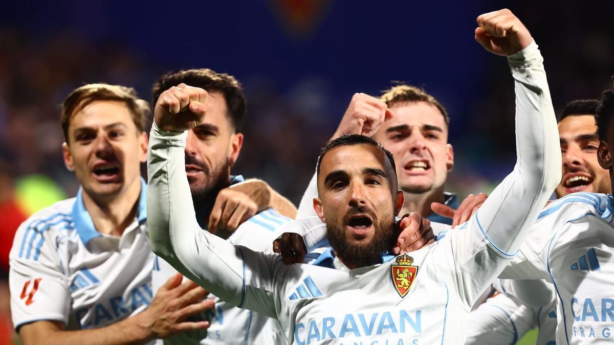 Los jugadores zaragocistas, tras Rober González después del gol del Zaragoza que supuso el 1-0.