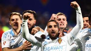 Los jugadores zaragocistas, tras Rober González después del gol del Zaragoza que supuso el 1-0.