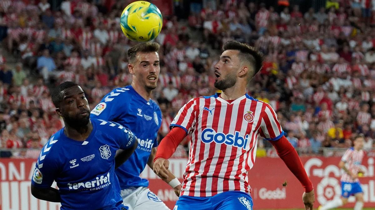 Álex Baena intenta controlar un balón.