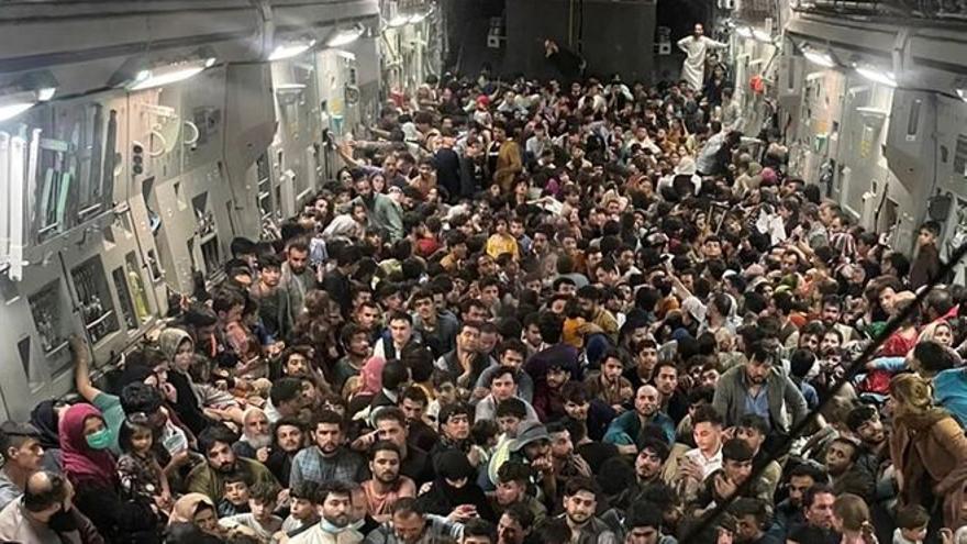 Hacinados en el interior de un avión de transporte C-17 Globemaster III de la Fuerza Aérea de los EEUU.