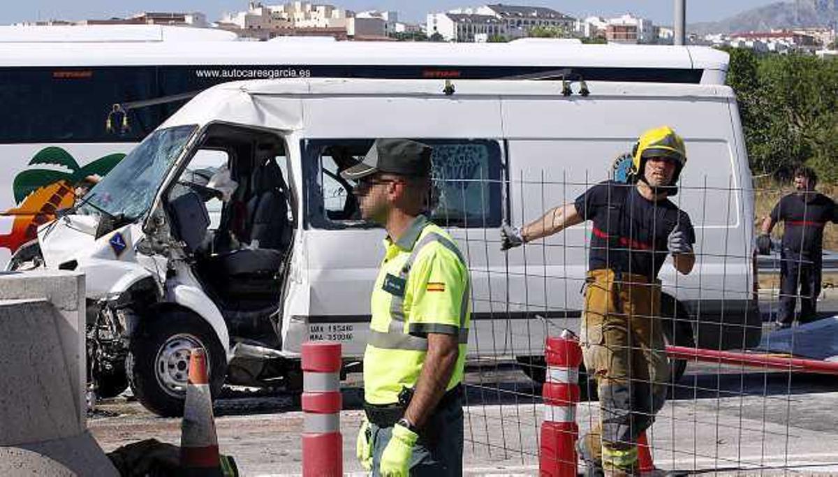 La colisión destrozó la parte delantera de la furgoneta.