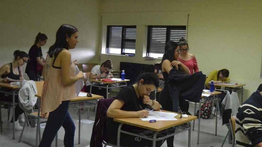 Los alumnos del IES de Puebla durante el examen y, a la derecha, repasando los apuntes instantes antes de la primera prueba.