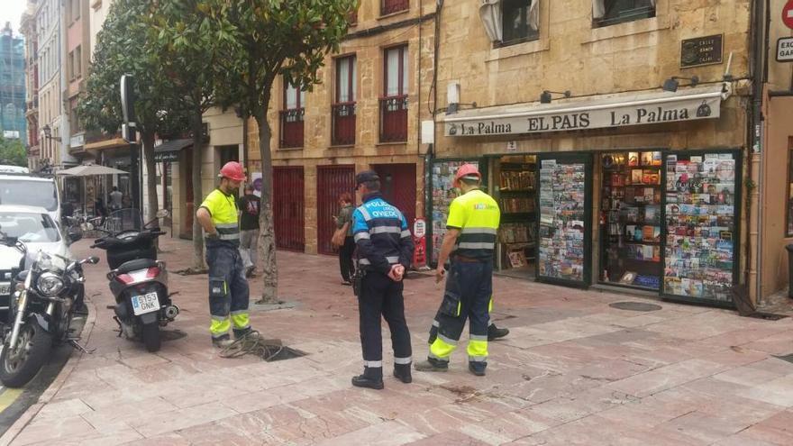 Alarma en la calle Ramón y Cajal de Oviedo por una columna de humo en la acera