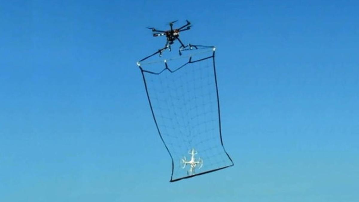 Un aparato de la policía japonesa captura un dron en el aire.
