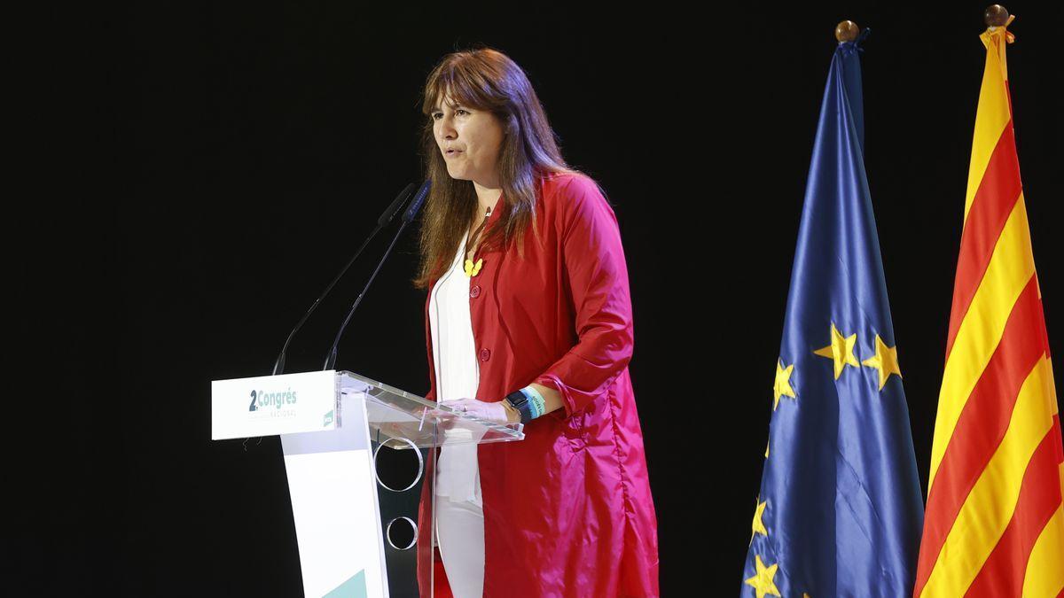 La presidenta de JxCat, Laura Borràs, da un discurso durante la jornada inaugural del II Congreso de JxCat.