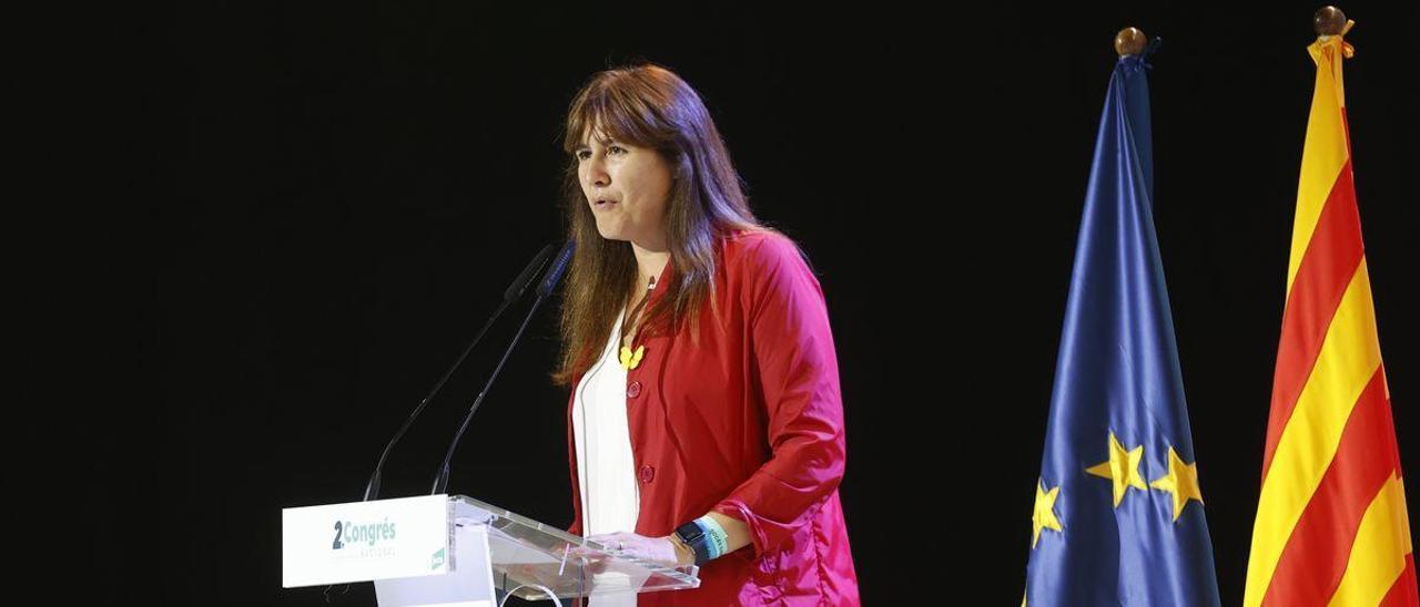 La presidenta de JxCat, Laura Borràs, da un discurso durante la jornada inaugural del II Congreso de JxCat.