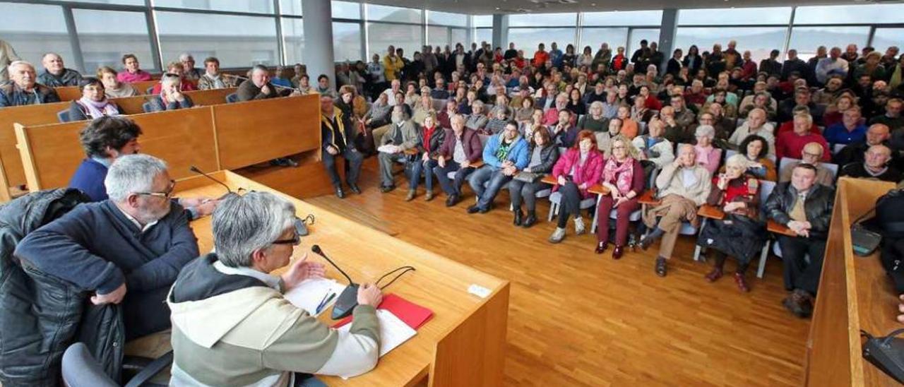 Asamblea abierta celebrada el pasado día 15 sobre el proceso de regularización catastral, con el salón de plenos abarrotado. // Marta G.Brea