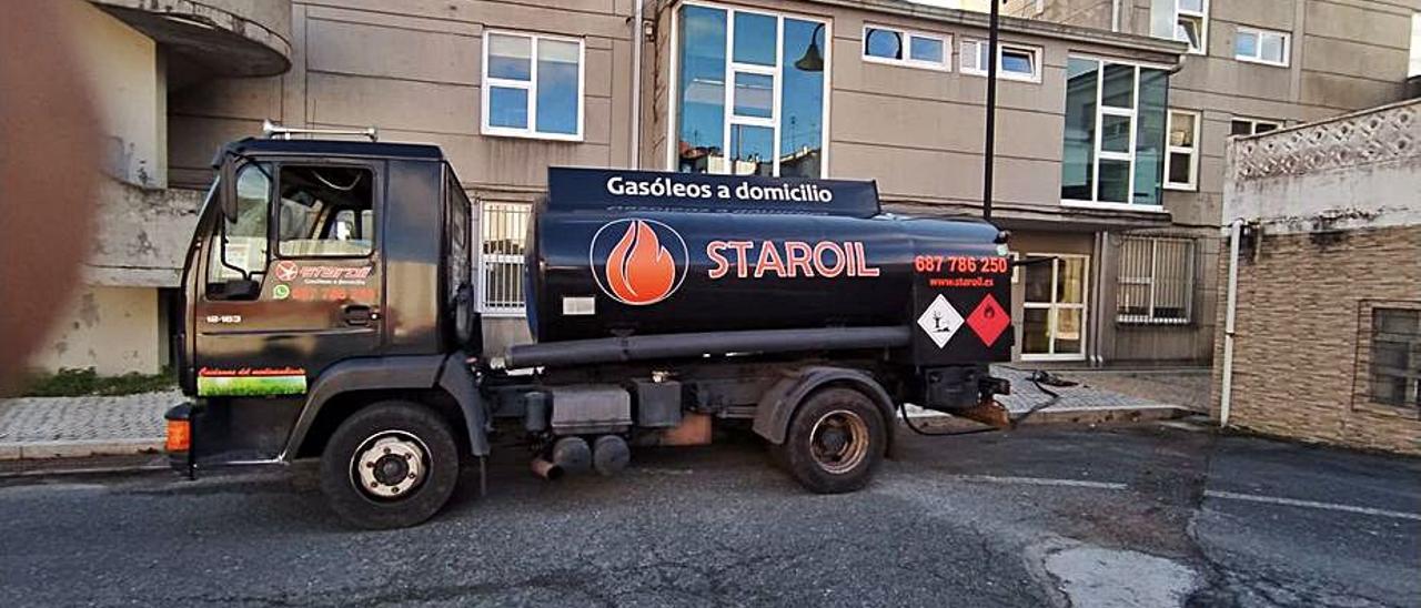 Uno de los tanques de Staroil, en un reparto a domicilio.   | // CEDIDA