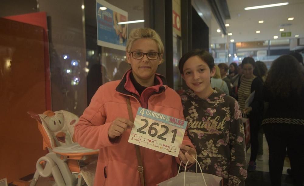 Recogida de dorsales en el Thader para la IV Carrera de la Mujer