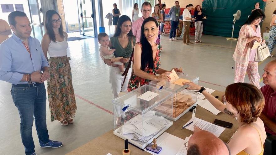 Magdalena Nevado (Vox) vota en Cáceres.
