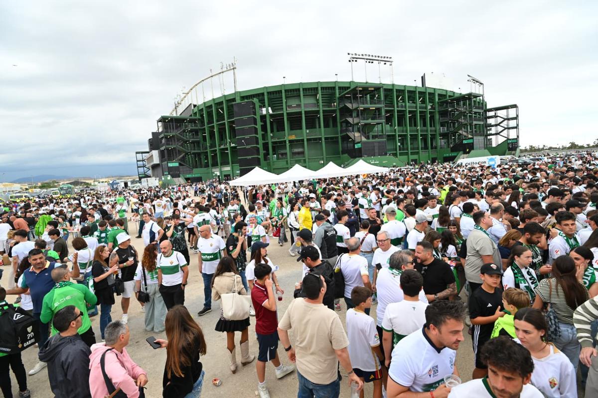 Miles de aficionados del Elche estuvieron presentes en la previa al partido contra el Getafe.