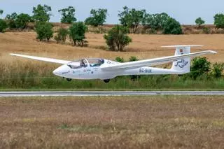 Un aeródromo, dos días y 55 personas con diversidad funcional en planeador y ultraligero: así son las Jornadas de Aviación Adaptada de Igualada-Ódena