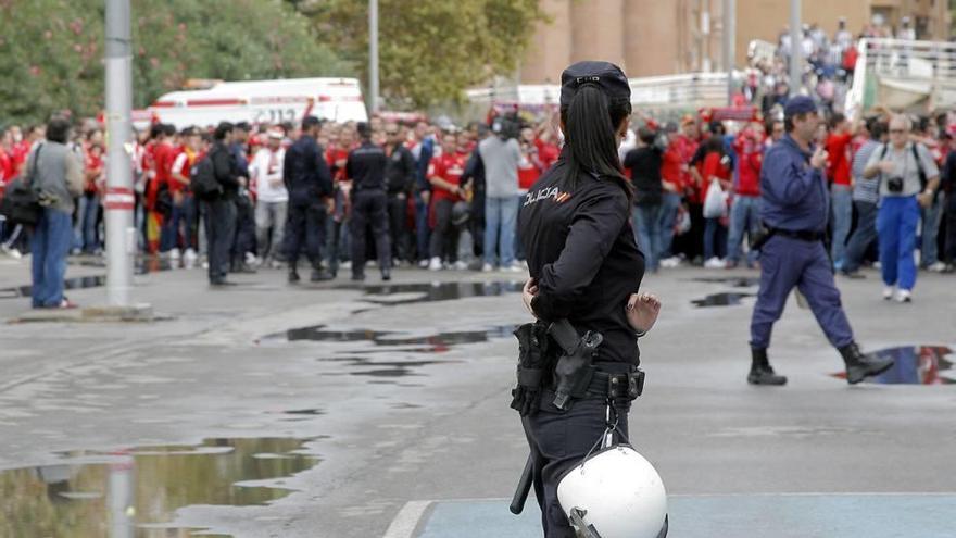 La Policía Nacional vigila a los aficionados del Real Murcia en el último derbi jugado en el Cartagonova en 2011.