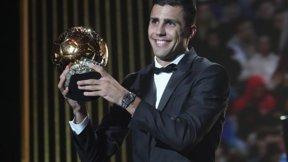 Rodri, con el Balón de Oro.