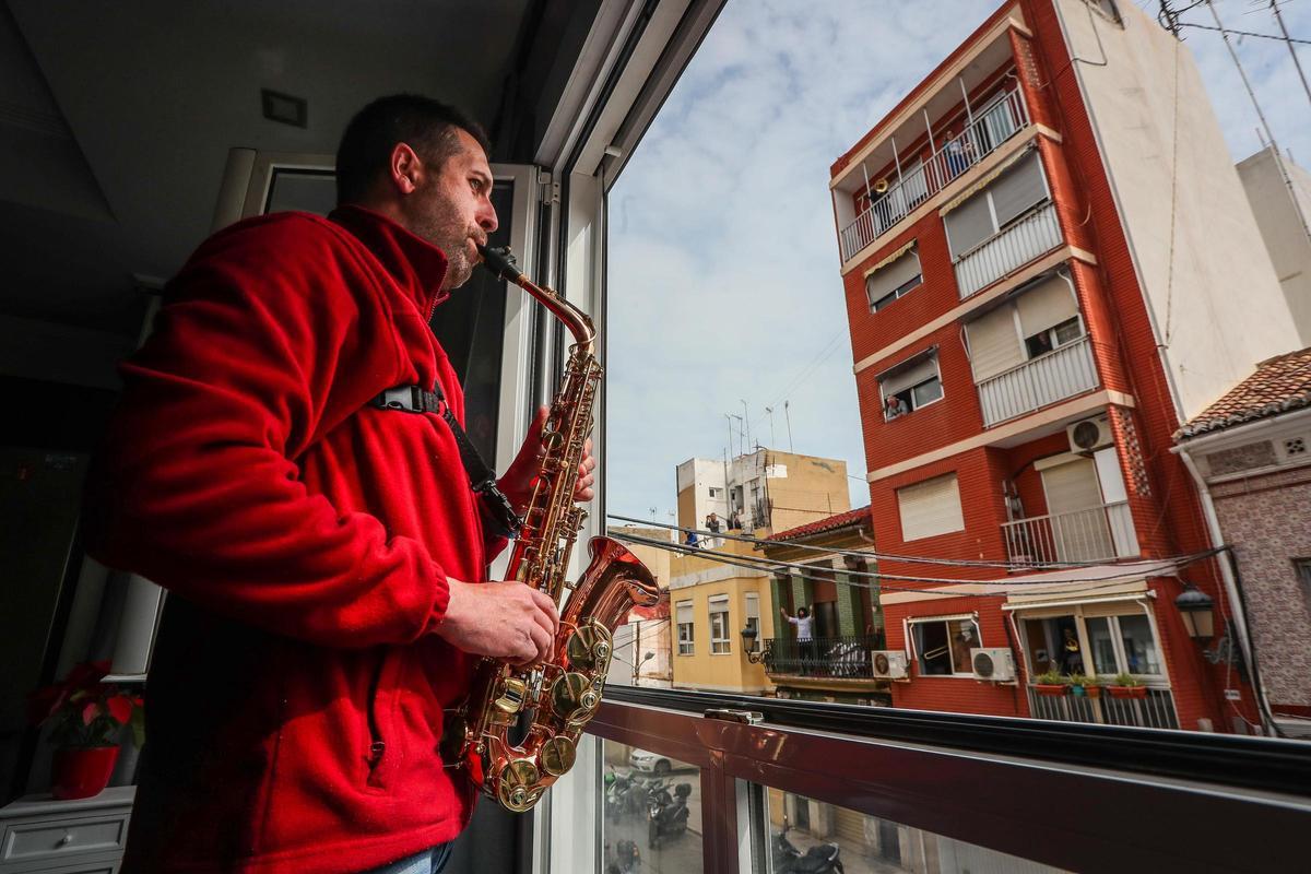 Músicos valencinaos tocando en los balcones pasodobles el 19 de marzo