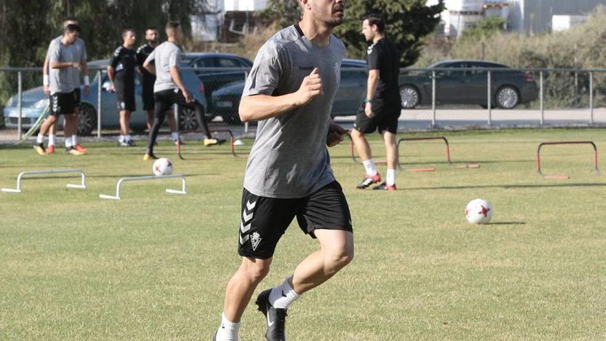 Víctor Curto, en un entrenamiento, regresa a una convocatoria oficial casi un año después.