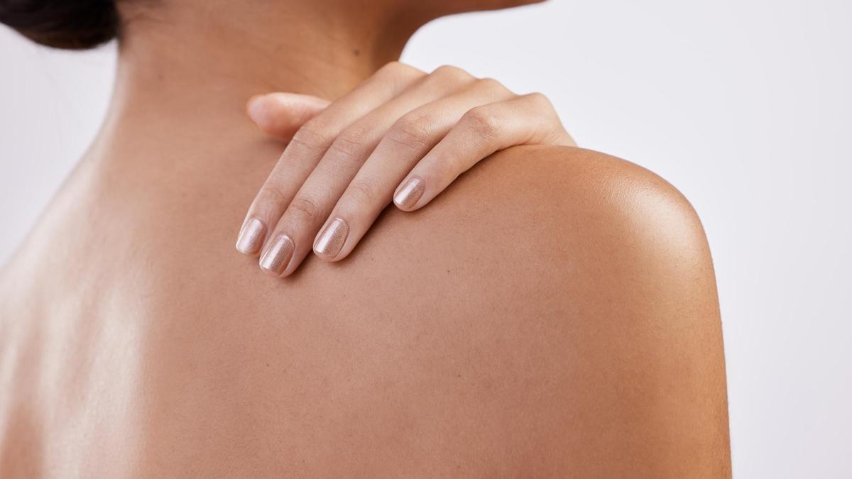 La piel es el órgano más extenso del cuerpo y actúa como escudo frente a agresiones externas, como la radiación UV, además de ayudar a regular la temperatura corporal.
