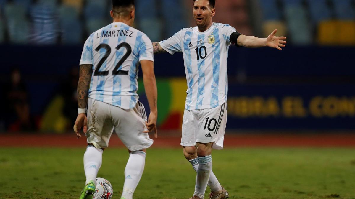 Messi y Lautaro Martínez celebran uno de los goles de Argentina.