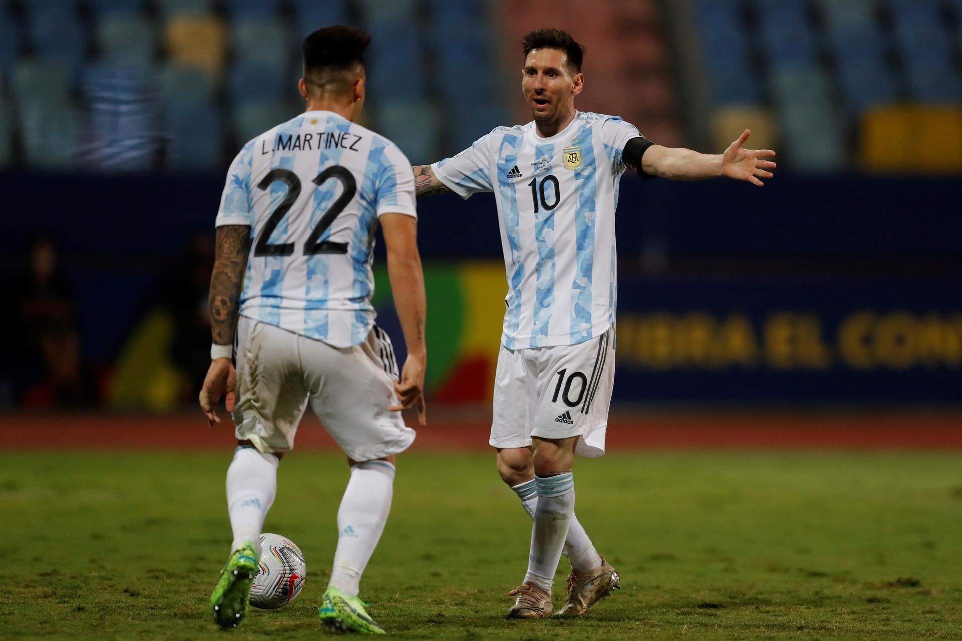 Messi y Lautaro Martínez celebran uno de los goles de Argentina.