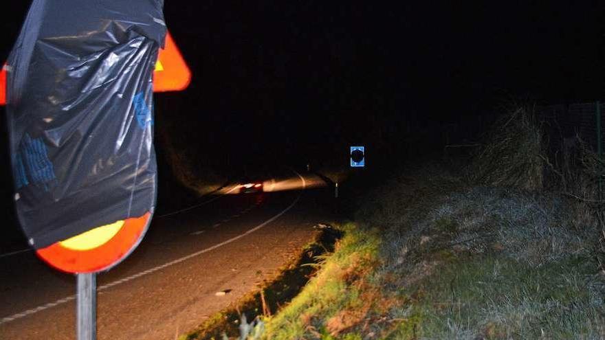 Señales tapadas antes del inicio del pintado temporal en el enlace desde Cangas. // G.Núñez