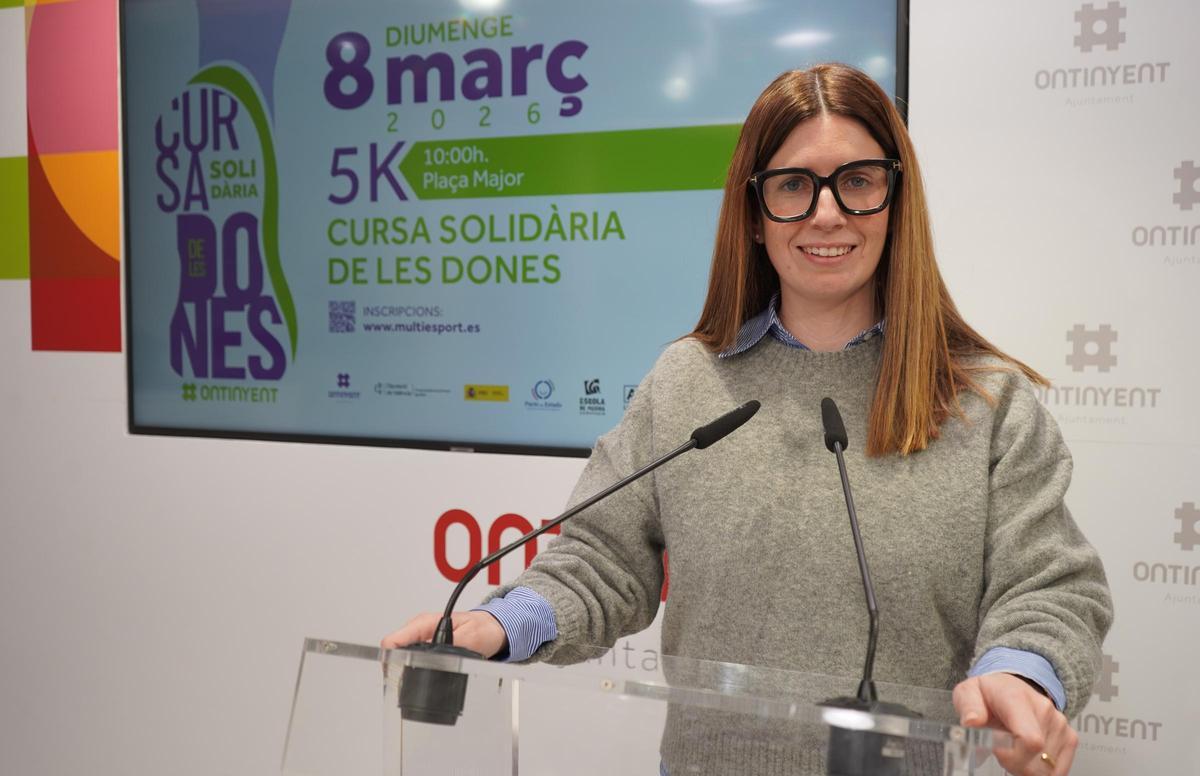 La regidora de Igualdad de Ontinyent, Paula Soler, en la presentación de la carrera solidaria.