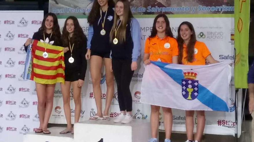 Carracedo y Mirás posan con la bandera gallega en el podio del Campeonato de España.