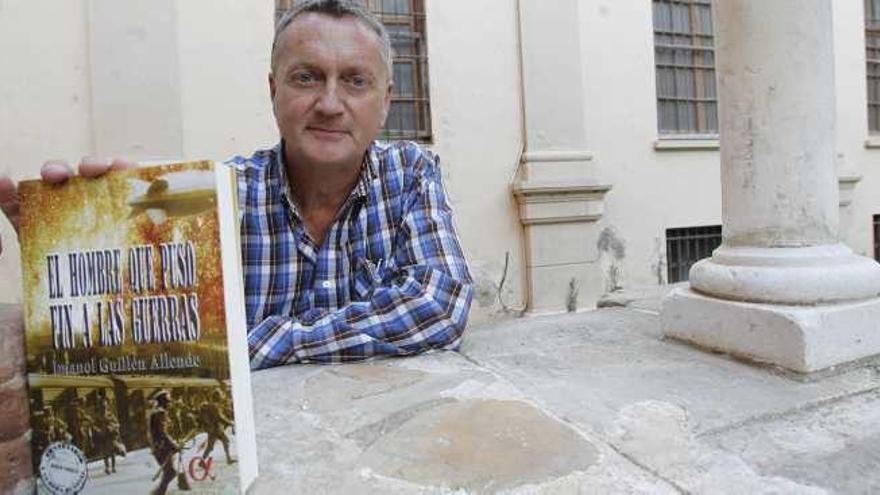 Imanol Guillén, en un rincón del Centro con su última novela.