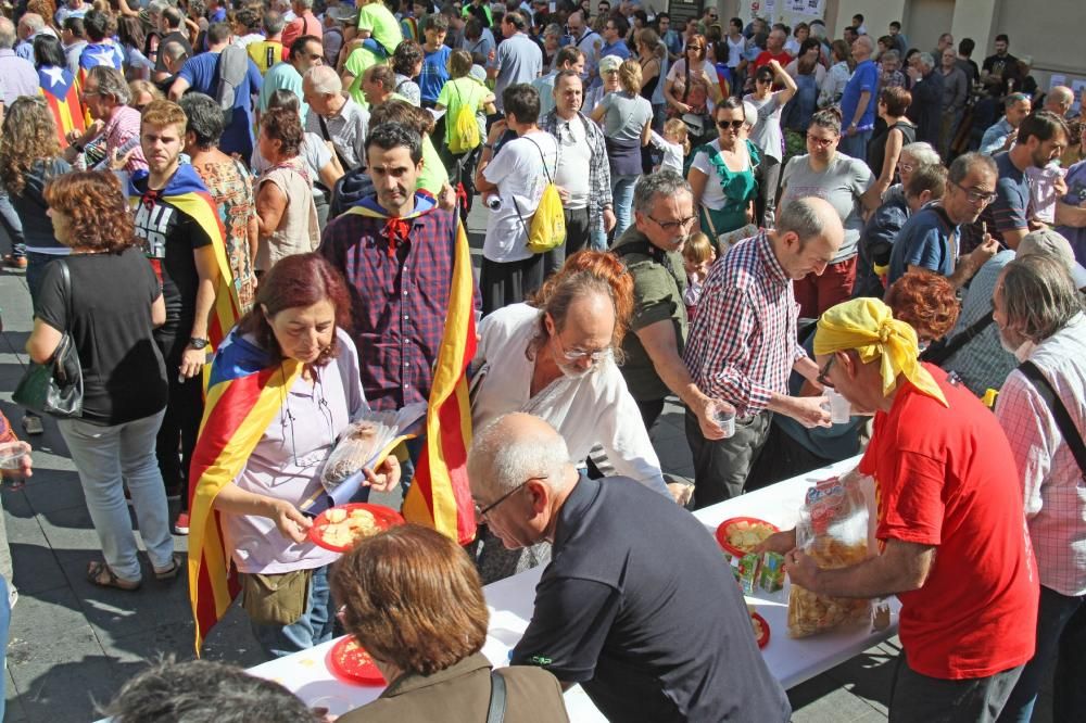 Penjada de cartells a Manresa pro referèndum