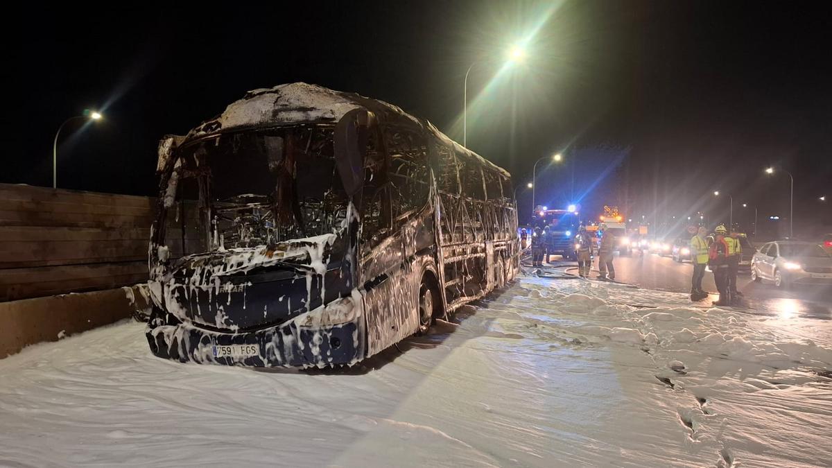 El bus quedó totalmente arrasado y la vía, cubierta de espuma.