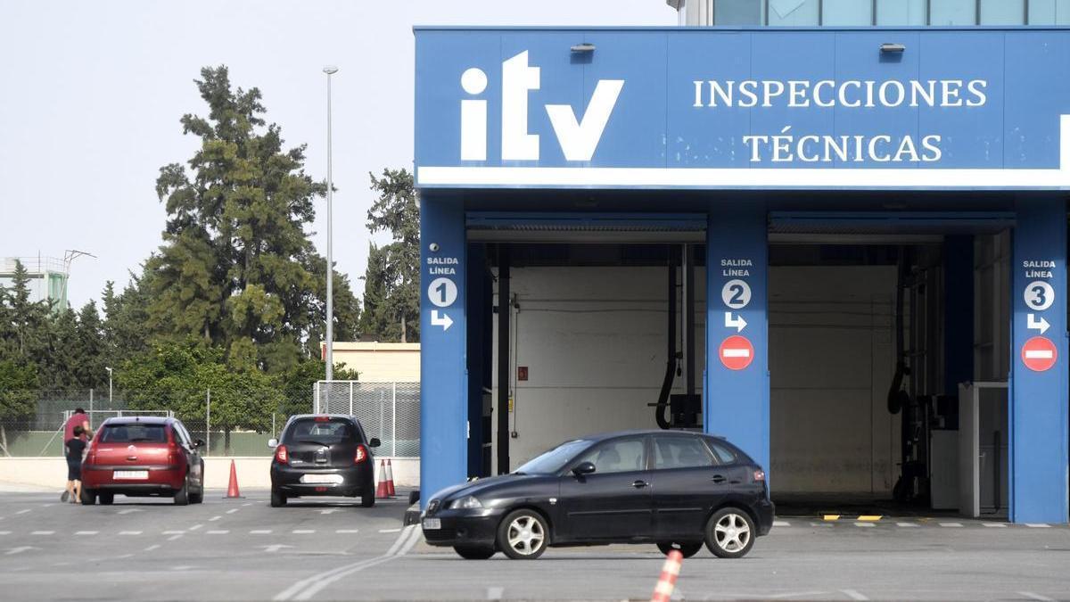 Vehículos entrando y saliendo de la estación de ITV de Primero de Mayo de Murcia.