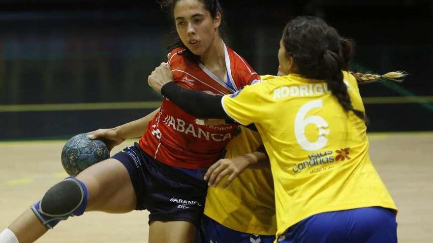 Sara Gil, con la pelota, durante un partido del Godoy Maceira en Porriño. // Ricardo Grobas