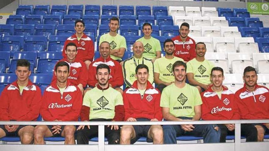 Los jugadores y cuerpo técnico del Palma Futsal posan ayer tras la sesión en Son Moix.