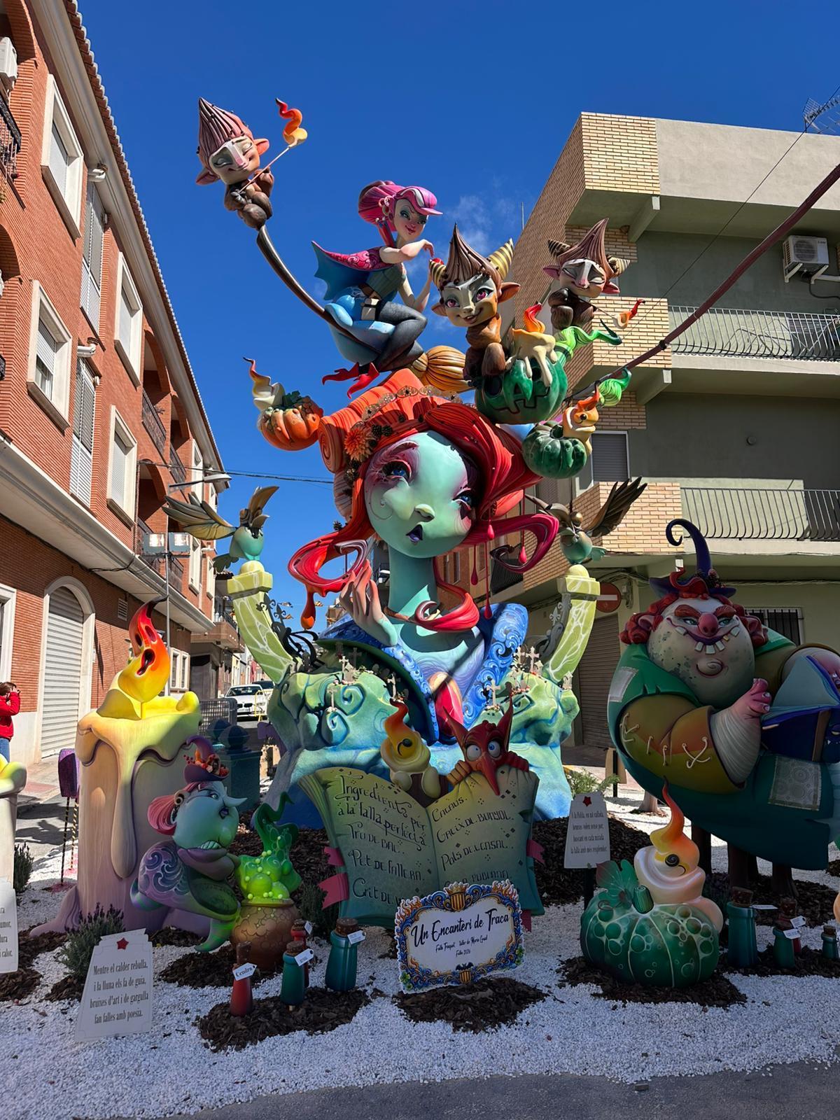 El monumento grande de la Falla Trinquet de La Pobla de Vallbona, primer premio.
