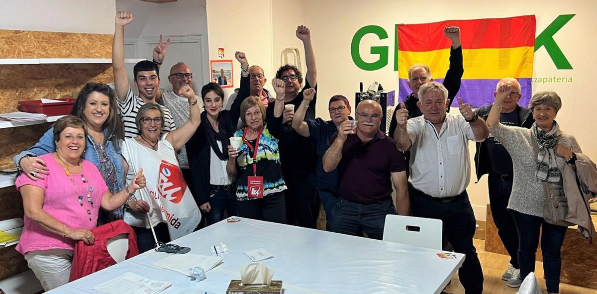 Aurora Prieto, con otros miembros de la candidatura de Esquerda Unida, anoche en su sede. |   // G.N.