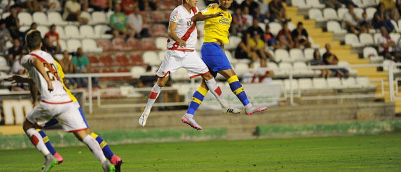 Willian José salta con Ze Castro, del Rayo, durante el duelo de ayer.