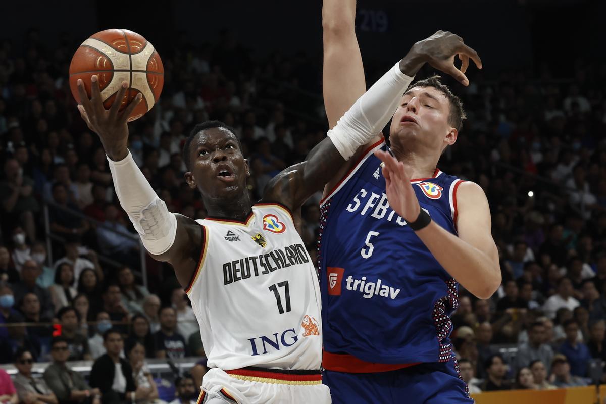 Manila (Philippines), 10/09/2023.- Dennis Schroder of Germany (L) in action against Nikola Jovic of Serbia during the FIBA Basketball World Cup 2023 final match between Serbia and Germany at the Mall of Asia in Manila, Philippines, 10 September 2023. (Baloncesto, Alemania, Filipinas) EFE/EPA/ROLEX DELA PENA