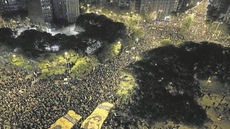 Miles de personas piden la libertad de los presos