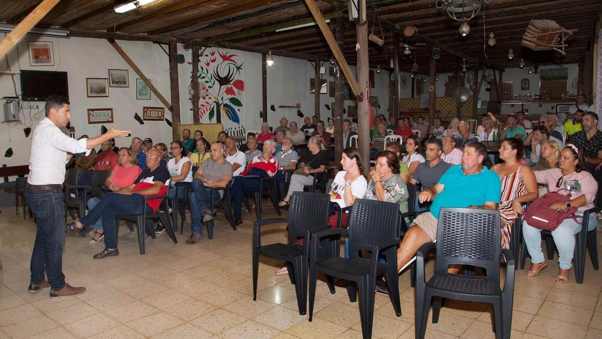 Imagen de archivo de Alejandro Marichal (CC) reunidom con vecinos de Lomo Los Azules y Lomo Las Cuatro Matas durante su etapa como concejal de Urbanismo antes de ser destituido.