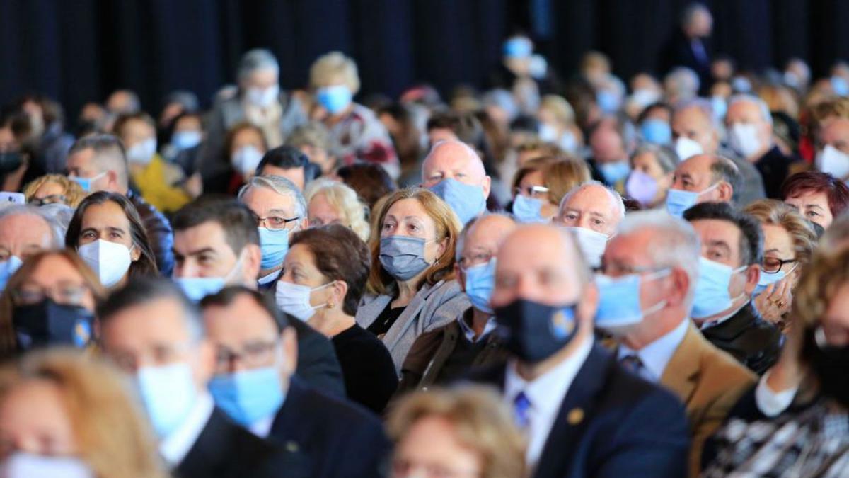 El público, durante un momento de la ordenación. 