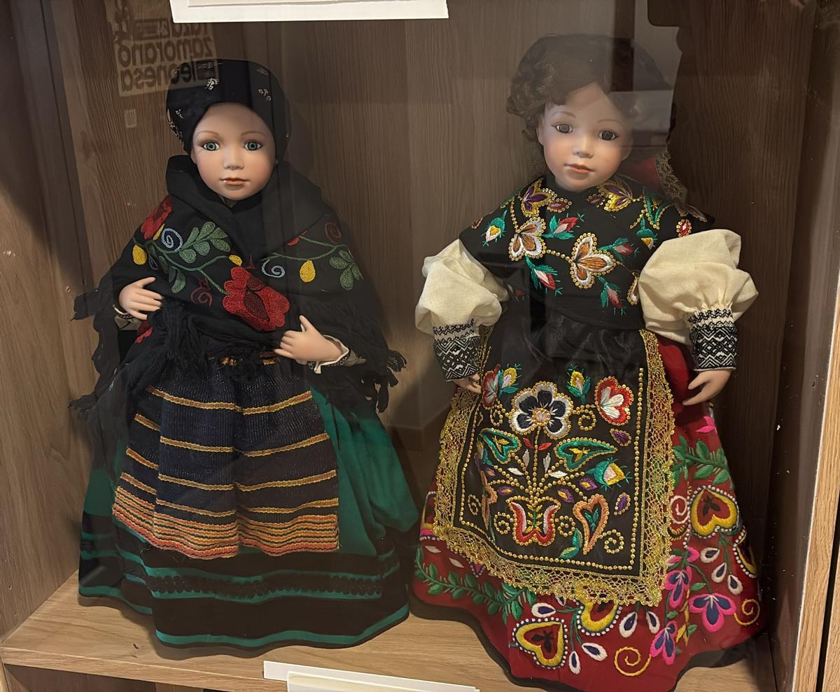 Algunas de las muñecas con indumentaria tradicional elaboradas por la bordadora María Blanco Miguel.
